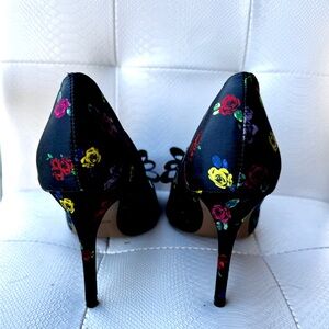 Betsey Johnson Bret Classic Woman Pumps Slim 4.5 Heel  Floral Bow Size 7